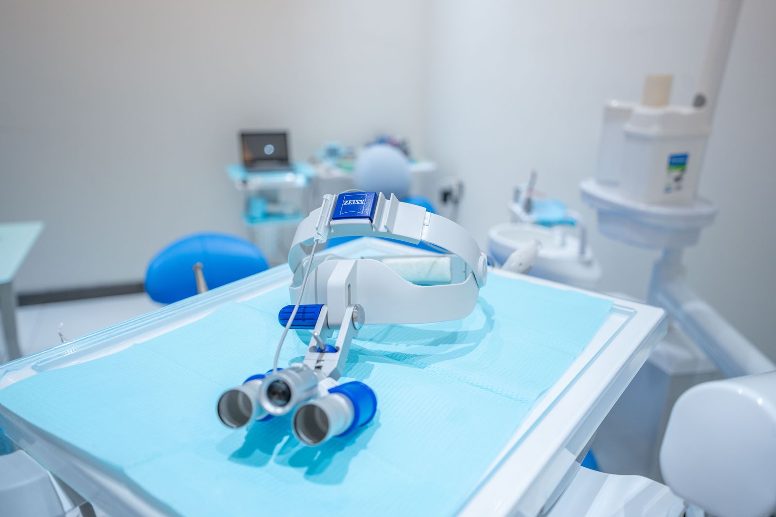 Magnifying dental loupes with a headlight on the treatment tray