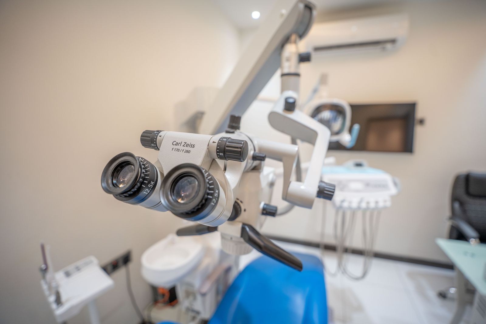 A Carl Zeiss dental operating microscope beside the treatment chair
